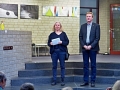 Astrid Schütze (Vorsitzende des Kulturvereins) und DirkSpeckmann (Bürgermeister) eröffnen die Ausstellung
