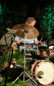 Karl Godejohann am Schlagzeug