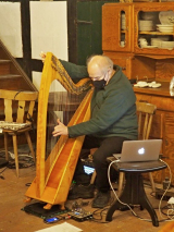 Thomas Löfke an der keltischen Harfe