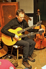 Joe Scott mit seiner "Crazy Guitar"