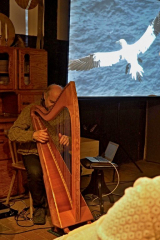 Thomas Löfke mit Fotoshow im Hintergrund