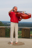 Auf der Turmplattform: Mit Cello um die eigene Achse drehend