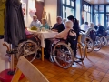 Gäste warten auf Kaffee und Kuchen