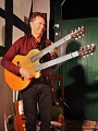Joe Scott an der double-neck guitjo