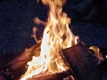 Das Feuer sorgt für Licht und Wärme