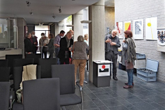 Ausstellung mit Besuchern III