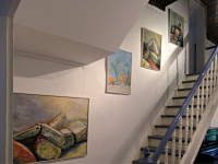 Treppenaufgang im Museum mit Bildern von Günter Schlömann