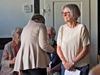 Ulrike Welpinghus spricht im Namen von Günter Schlömann ihren Dank zur Ausstellung aus