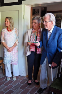 von links: Margit Rusert, Birgit Schröter und Günter Schlömann mit dem "gläsernen Kiepenkerl"