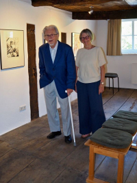 Günter Schlömann und Ulrike Welpinghus im Ausstellungsraum im oberen Stockwerk