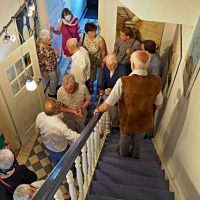 Blick ins Treppenhaus mit Gästen