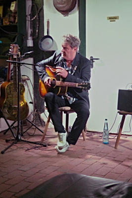 Ignatz Netzer an der Gitarre erzählt vom Stück