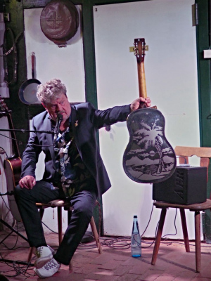 Ignatz Netzer zeigt Gitarre mit Metallkorpus