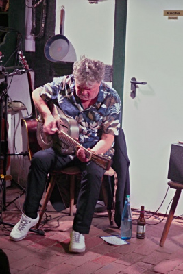 Ignatz Netzer spielt Gitarre mit Metallkorpus
