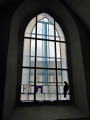 Eines der neu gestalteten Fenster in der Klosterkirche