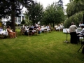 Blick in den Kroe-Garten mit Besuchern