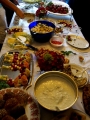 Das reich gedeckte Buffet (mitgebracht von den Gästen)