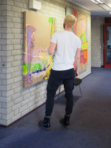 Hängen der Ausstellung (Marvin Knopf begutachtet)