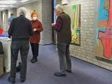 Hängen der Ausstellung (v.l. Job Schräder, Beate Freier-Bongaertz und Manfred Warias)