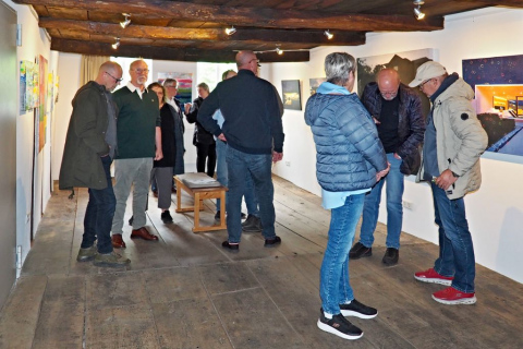 Oberer Ausstellungsraum mit Gästen