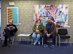 Besucher vor den Bildern