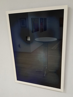 "Zeit" von Jens Schräder (Oberfläche Glas mit starker Spiegelung)