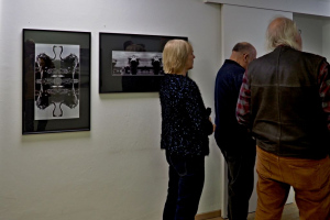 Im Hintergrund zwei Fotomontagen von Karin Warias