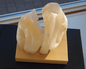 "Zerbrochen" - Alabaster von Ulf Richter