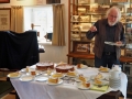 Manfred Warias vor dem Kuchentisch mit Kartoffeltorte