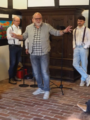 Holger Schildmann führt in die Ausstellung ein