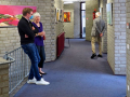 Blick in die Ausstellung mit Rita Riedel in der Mitte