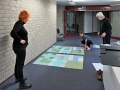 Beate Freier-Bongaertz , Job Schräder und Saskia Averdiek beim Ausstellungsaufbau