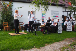 Die Band in Aktion: links mit Dorothea Stracke (tap dance) und daneben  Dennis Jablonsky (Gesang)