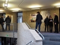 Die Ausstellung wird besichtigt
