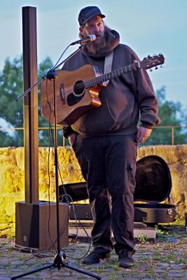 The Lake and the Wolf erzählt, wie die Songs entsanden sind, was sie ausdrücken sollen.