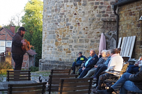Ein sehr einfühlsames Konzert, eine sehr atmospärischen Stimmung mit Burgruine und Sonnenaufgang