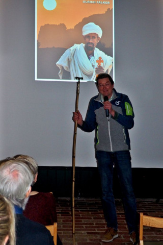 Ulrich Fälker hat einen Stab mitgebtracht, der in den christlichen Gottesdiensten zum Abstützen dient, die im Stehen verfolgt werden.d.