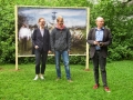 Jane Duda ( Leiterin OWL Kulturbüro), Arne Knaust (Schulze Ladencafé) und Veit Mette (der Künstler),