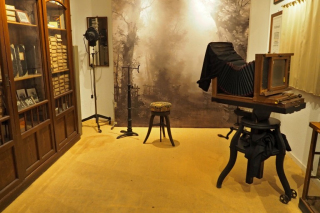 Hier im Museum: Einrichtung und Archiv des ältesten Fotofachgeschäftes im Altkreis Halle