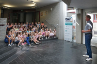Der Bürgermeister bedankt sich über die bunten Arbeiten der Schüler
