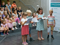 Kinder tragen ihre Gedanken zu ihren Arbeiten und der Ausstellung vor