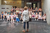 Susanne Kinski stimmt die Kinder auf die Ausstellungseröffnung ein
