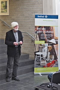 Job Schräder begrüßt die Gäste zur Ausstellung