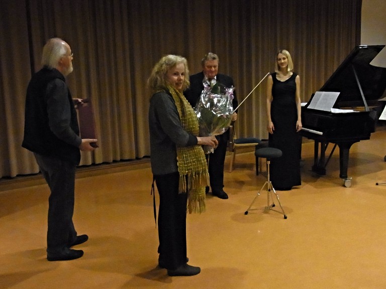 Manfred Warias und Astrid Schütze bedanken sich bei den beiden Musikern